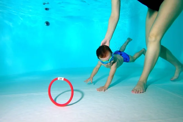 Niño Sumerge Fondo Piscina Después Juguete Mamá Ayuda Retrato Orientación — Foto de Stock