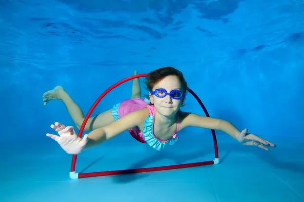 Niña Sumerge Nada Través Del Aro Parte Inferior Piscina Mirando —  Fotos de Stock