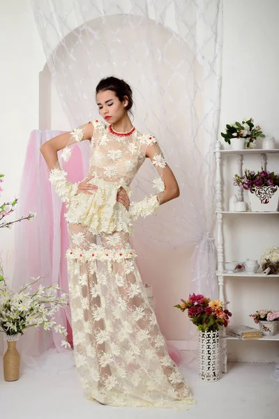 Asiatique fille modèle en robe posant pleine longueur en studio sur fond blanc — Photo