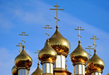 Kilise kubbe ile mavi gökyüzü bir arka plan üzerinde haçlar