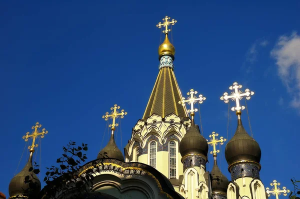 Les dômes et les croix d'or sur le fond du ciel bleu sur l'église de la Résurrection à Sokolniki, Moscou, Russie — Photo