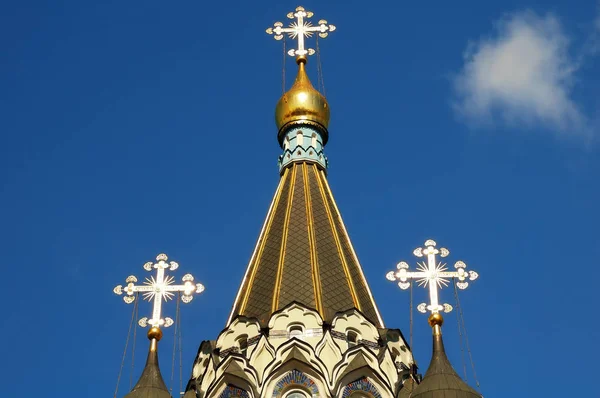 Cruzes ortodoxas em uma cúpula dourada em um fundo de céu azul na Igreja da Ressurreição em Sokolniki, Moscou, Rússia . — Fotografia de Stock