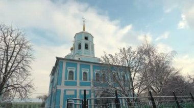 Mavi gökyüzüne karşı Ortodoks Kilisesi'nin çan kulesi. Smolensk Katedrali, Belgorod, Rusya Federasyonu