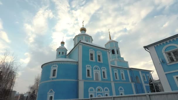 Kupoler av ortodoxa kyrkan på bakgrund av blå himmel. Smolensk Cathedral, Belgorod, Ryssland — Stockvideo