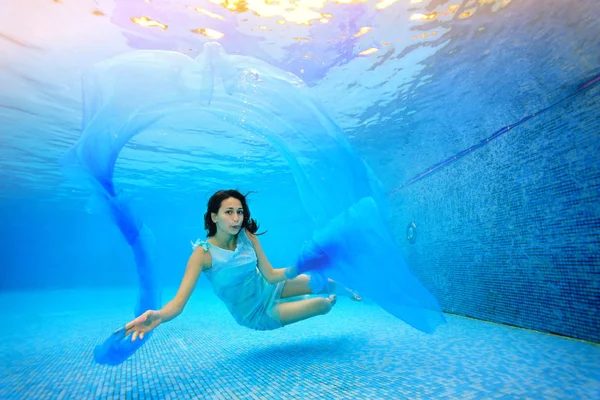 Teen Girl Swims Underwater Pool Blue Background Looks Camera Plays — Stock Photo, Image