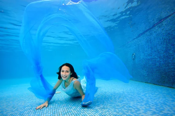 Tiener Meisje Jurk Poseren Onder Water Bodem Van Het Zwembad — Stockfoto