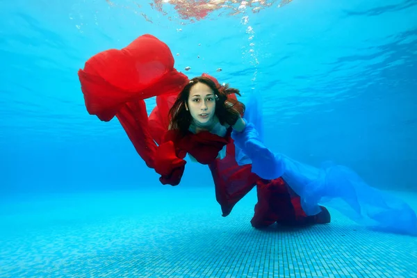 Chica Adolescente Nada Bajo Agua Piscina Sobre Fondo Azul Mira —  Fotos de Stock