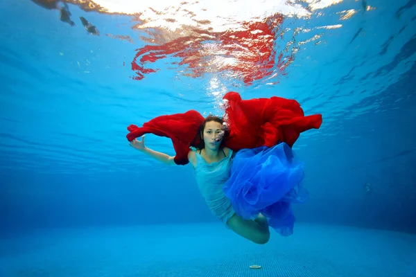 Una Adolescente Con Paño Rojo Azul Las Manos Nada Posa —  Fotos de Stock