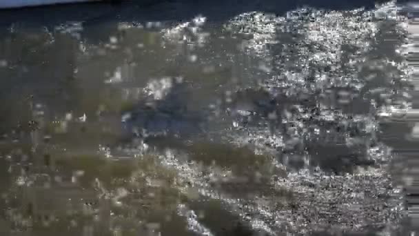 Γρήγορη άνοιξη ποτάμι τρέχει κοντά σε λευκό χιόνι. 4k, 25 fps — Αρχείο Βίντεο