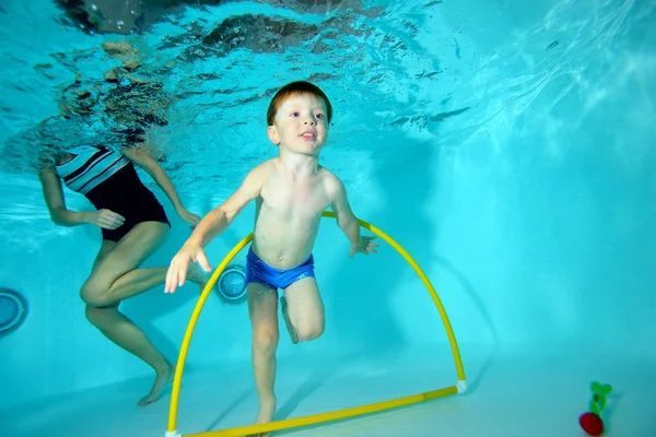 Küçük Çocuk Spor Delikten Havuzun Dibinde Yüzer Altında Çalışmaktadır Portre — Stok fotoğraf