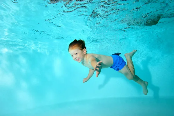 Feliz Bebé Nada Bajo Agua Piscina Ríe Retrato Vista Horizontal — Foto de Stock