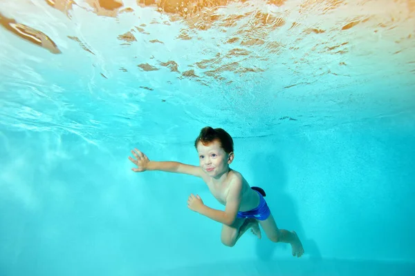 Niño Feliz Nada Bajo Agua Piscina Contra Telón Fondo Luces — Foto de Stock