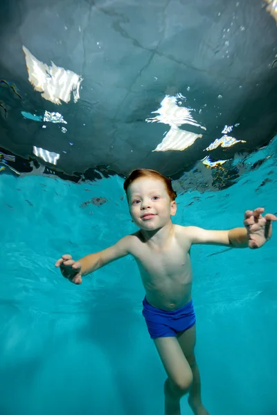 Enfant Nage Sous Eau Dans Piscine Avec Les Mains Étendues — Photo