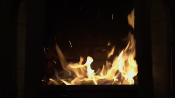 The glass doors of the burning fireplace automatically open without human intervention and close. View of the fire inside the fireplace. Symbol. Concept. Closeup. 4K. — ストック動画