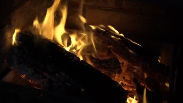 特写，在家里的壁炉里烧木柴。概念。4k. — 图库视频影像
