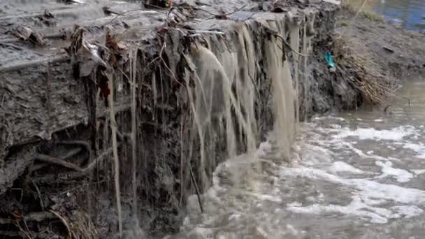 Källström av smutsigt vatten rinner ut i floden på ett stendränage som ett vattenfall. Miljöförstöring. Begreppet. Närbild. 4k. — Stockvideo