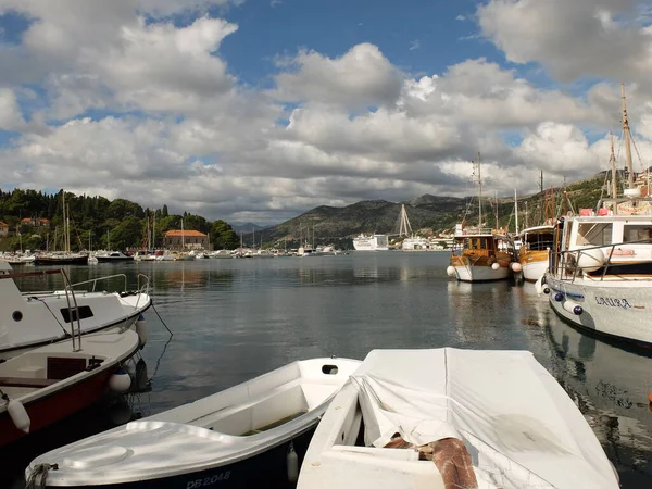 DUBROVNIK, KROATIEN. En fiskebåt förtöjd vid hamnen i staden mot bakgrund av byggnader — Stockfoto