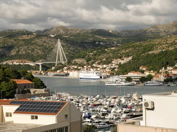 DUBROVNIK, CROATIA . A lainer moored at the harbor of the port in the town against the background of buildings — Stockfoto