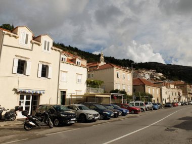 Dubrovnik, Hırvatistan, Eski bina ve park edilmiş arabalar.