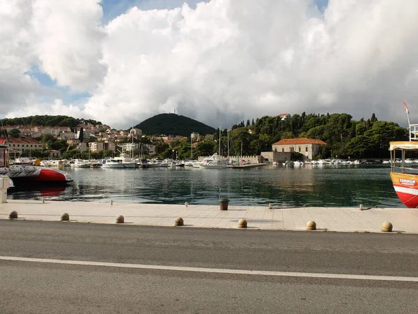 DUBROVNIK, KROATIEN. En fiskebåt förtöjd vid hamnen i staden mot bakgrund av byggnader — Stockfoto