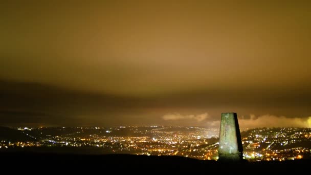 Trig point sulla Little Solsbury Hill con vista su Bath — Video Stock