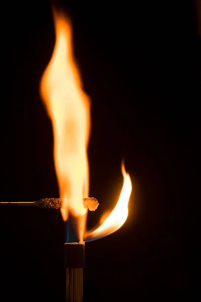 Natriumchlorid, das in der Luft mit orangefarbener Flamme verbrennt — Stockfoto