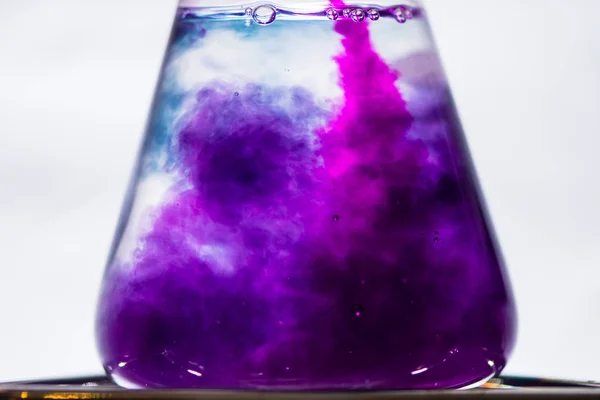 Initial color change in chemical chameleon reaction — Stock Photo, Image