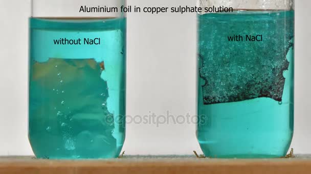 Verdrängung von Kupfer durch Aluminiummetall — Stockvideo