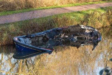 Yangından sonra kısmen batık kanal tekne