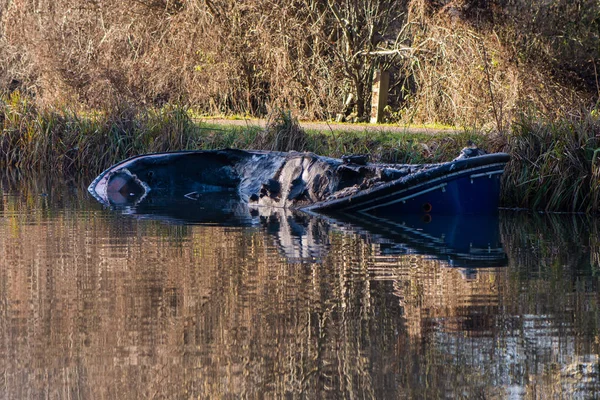 Kanal tekne yangından sonra kısmen batık gövde