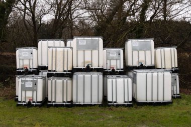 Orta hacim kaplar açık havada yığını