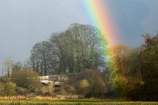 Ponte ferroviario e arcobaleno, in campagna — Foto Stock