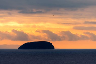 Günbatımı dik Holm Adası Bristol kanaldaki arkasında