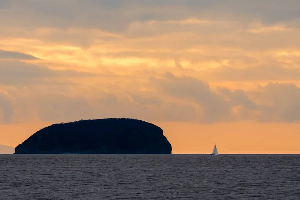 Pôr do sol atrás de Steep Holm Island no Canal Bristol, com iate — Fotografia de Stock