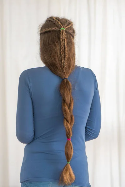 Egyetlen copf reneszánsz frizura a hosszú haj — Stock Fotó