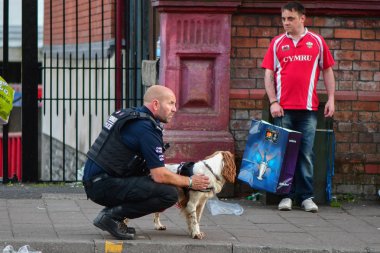 Sniffer köpek ve işleyicisi sırasında Şampiyonlar Ligi Finali