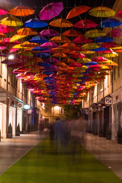 Alışveriş ve St. Lawrence Steet üzerinde şemsiye