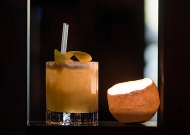 Viski kokteyli eski moda cam limon ile süslenmiş