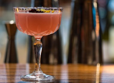 Pembe Kokteyl Margarita Cam çiçeklerle süslenmiş