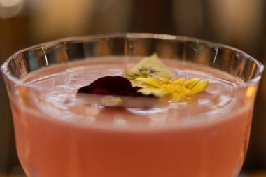 Çiçeklerle süslenmiş pembe kokteyl