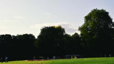 Sıcak hava balon şişirilmiş ve kalkış