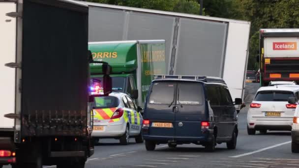 Camion coincé sur une colline escarpée avec chauffeur et police et signe — Video