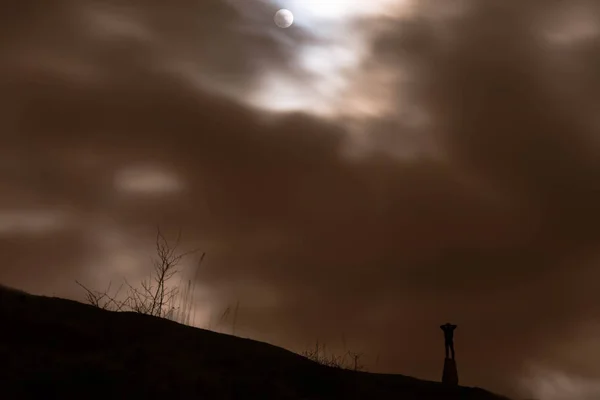 Hombre silueta mirando super luna a través de prismáticos — Foto de Stock