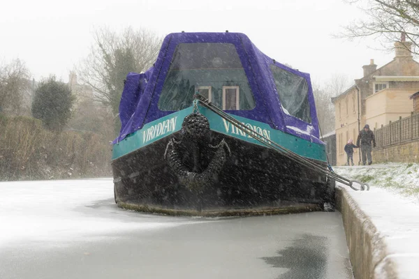 Bateau étroit sur canal gelé dans la neige — Photo