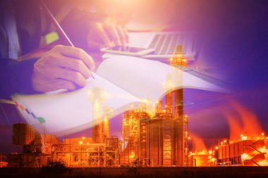 Enerji santrali işçi dizüstü bilgisayar ile. Bir santral çalışma defter ile sanayi işçisi. 