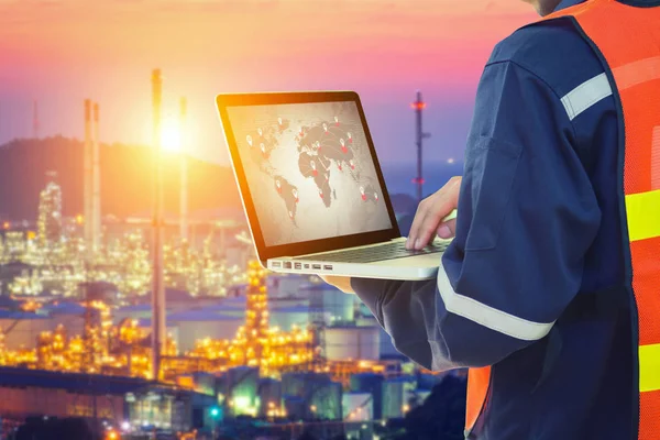 Tablet Pc petrol rafinerisi yakınındaki ile çalışan mühendis