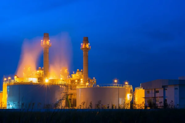 Elektriciteitscentrale in de petrochemische fabriek op blauwe hemel — Stockfoto