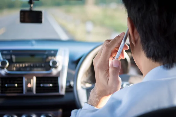 Азія людина говорити по мобільному телефону під час водіння автомобіля. — стокове фото