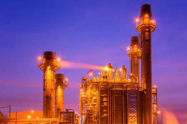 Elektriciteitscentrale in de petrochemische fabriek op twilight hemel — Stockfoto
