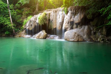 Erawan şelale ili Kanchanaburi, Tayland bahar ormandaki güzel bir şelale var.